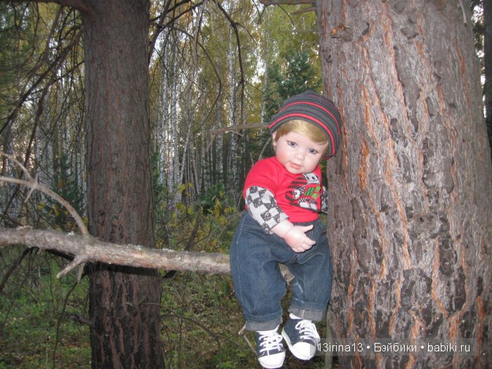 Прогулка в осеннем лесу чудесного, лучезарного малыша Адора