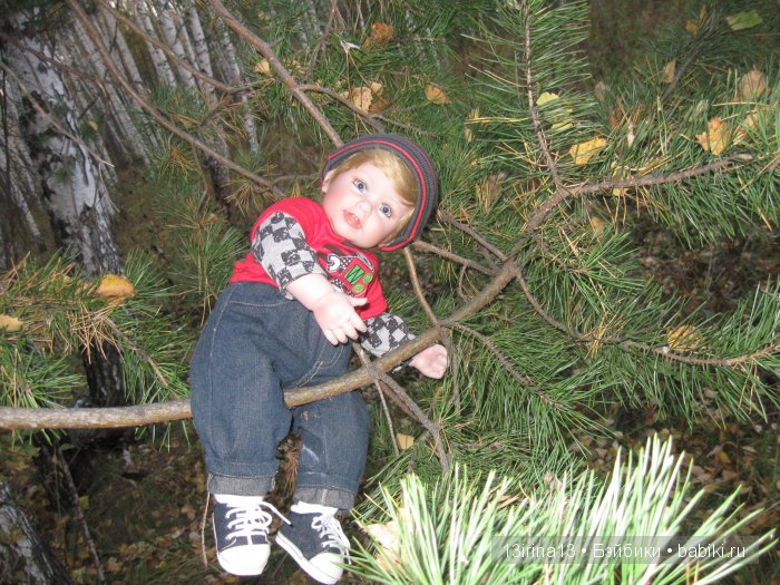 Прогулка в осеннем лесу чудесного, лучезарного малыша Адора