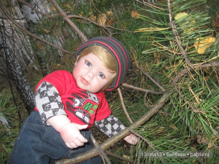 Прогулка в осеннем лесу чудесного, лучезарного малыша Адора