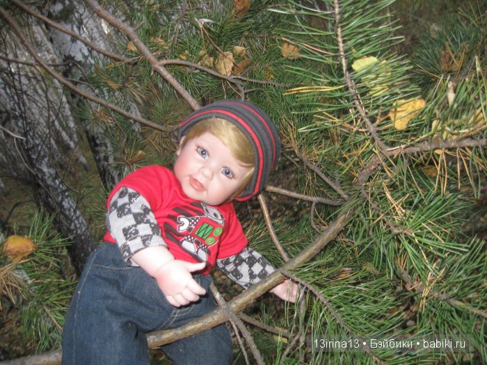 Прогулка в осеннем лесу чудесного, лучезарного малыша Адора