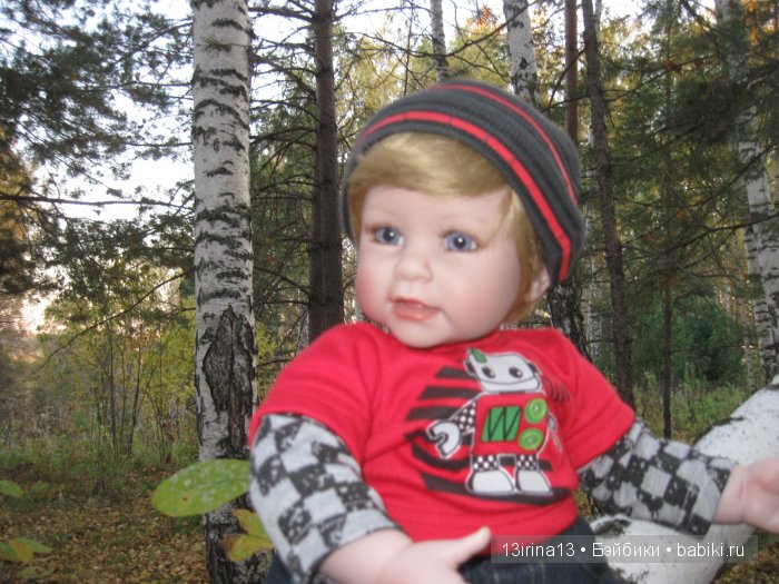 Прогулка в осеннем лесу чудесного, лучезарного малыша Адора