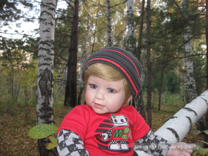 Прогулка в осеннем лесу чудесного, лучезарного малыша Адора