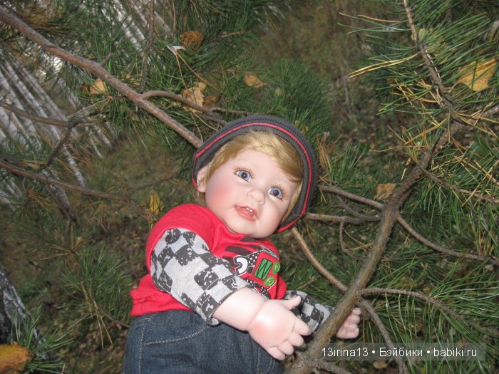 Прогулка в осеннем лесу чудесного, лучезарного малыша Адора