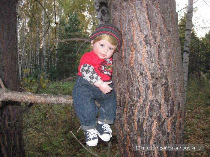 Прогулка в осеннем лесу чудесного, лучезарного малыша Адора