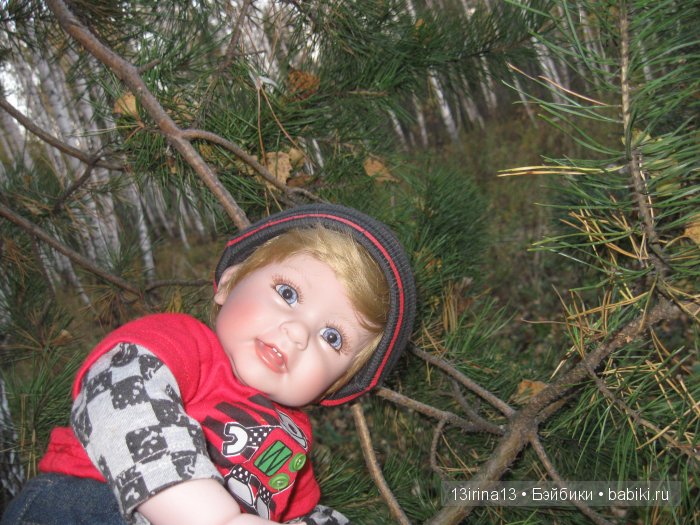 Прогулка в осеннем лесу чудесного, лучезарного малыша Адора