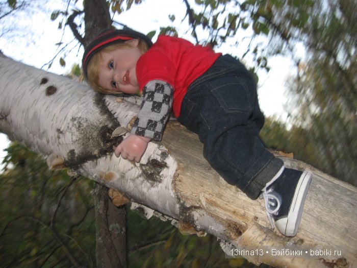Прогулка в осеннем лесу чудесного, лучезарного малыша Адора