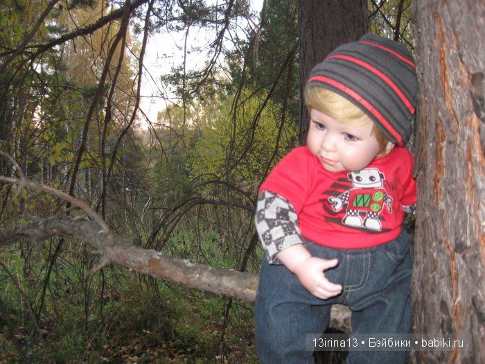 Прогулка в осеннем лесу чудесного, лучезарного малыша Адора