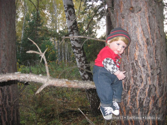 Прогулка в осеннем лесу чудесного, лучезарного малыша Адора