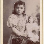 Первые хозяйки, первые наряды. Антикварные куклы на старинных фотографиях