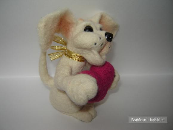 в лапках держит любовь и готов ей поделиться :)