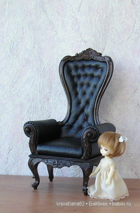 Кресло и пуфик с королевским символом