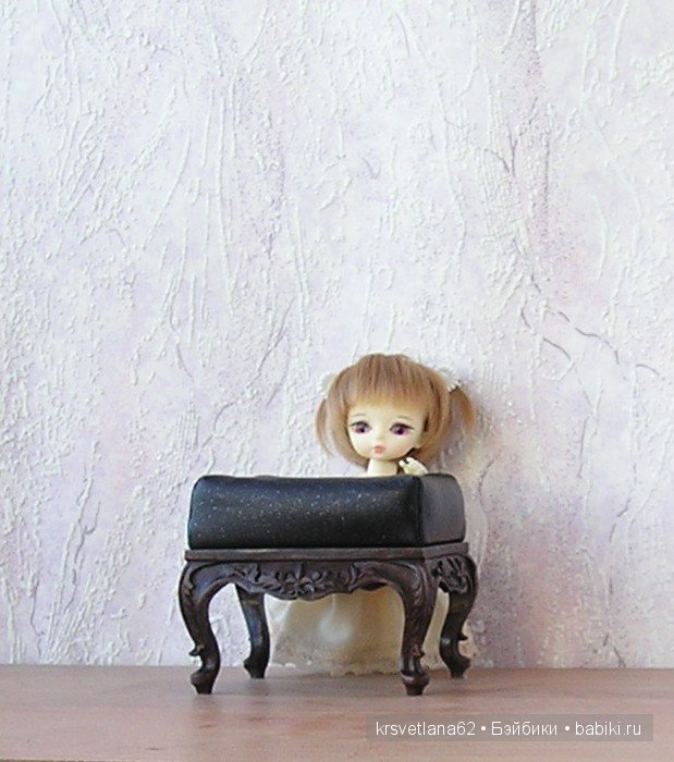 Кресло и пуфик с королевским символом (фото 6)