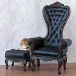 Кресло и пуфик с королевским символом