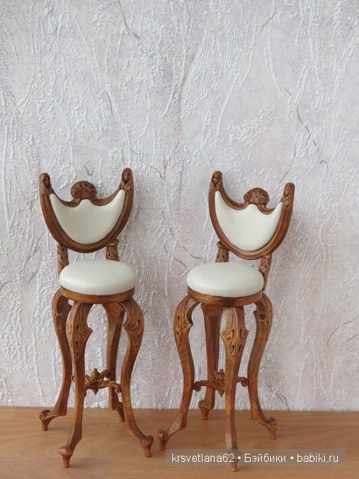 Высокие стулья с кожаной обивкой (фото 10)