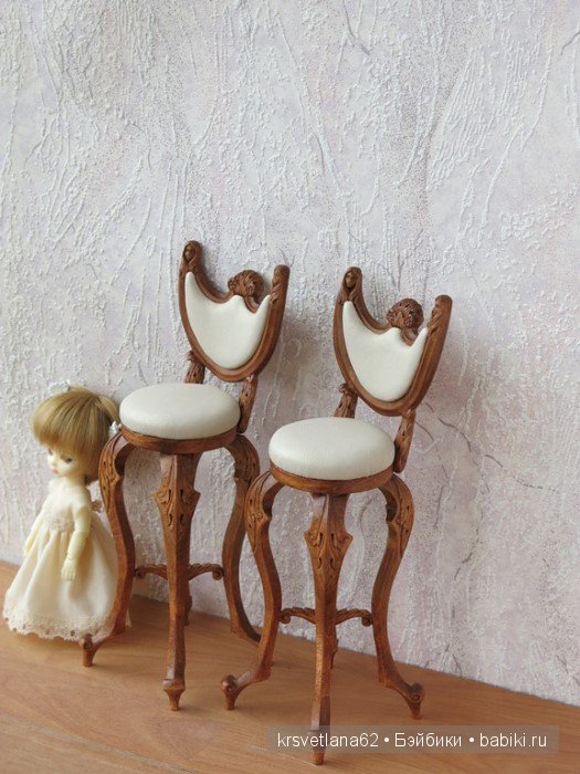 Высокие стулья с кожаной обивкой (фото 8)