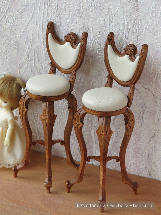 Высокие стулья с кожаной обивкой (фото 5)