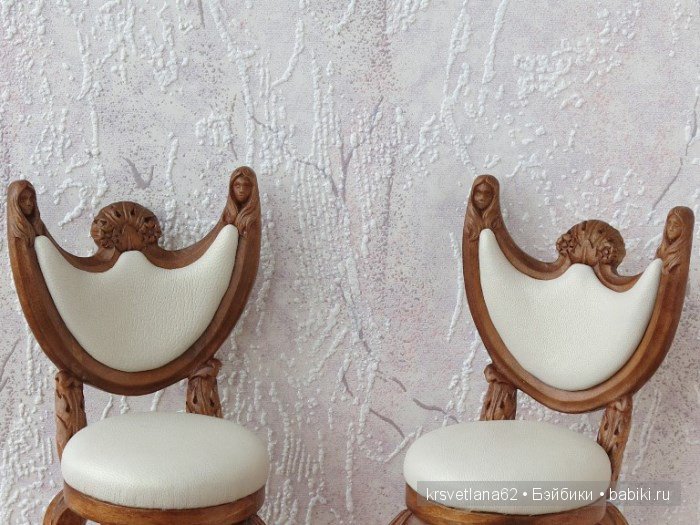 Высокие стулья с кожаной обивкой (фото 3)