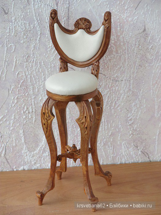 Высокие стулья с кожаной обивкой