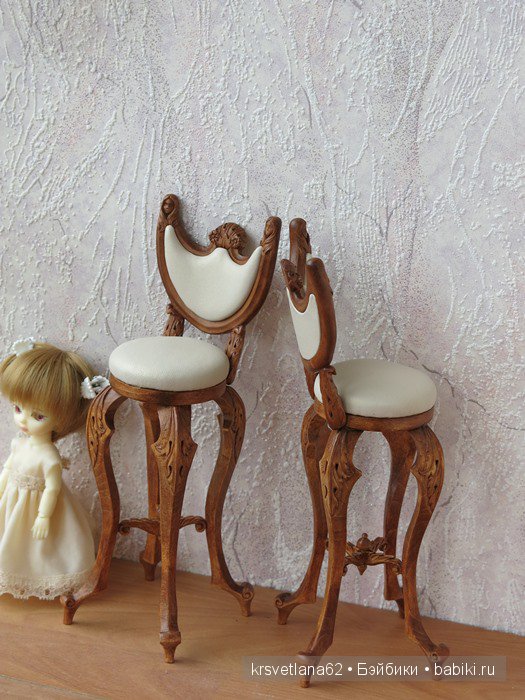 Высокие стулья с кожаной обивкой (фото 6)