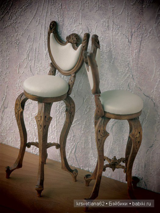 Высокие стулья с кожаной обивкой