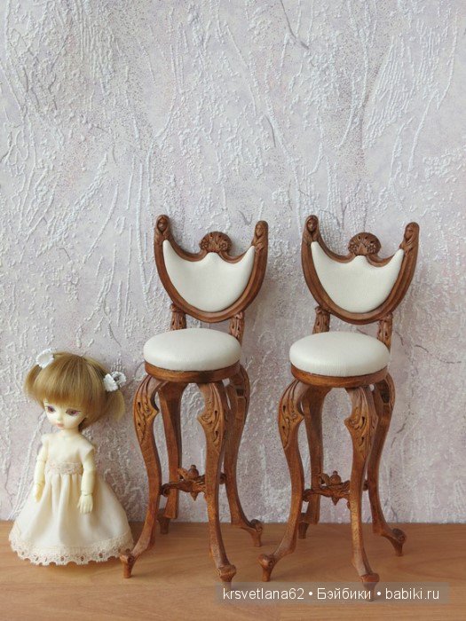 Высокие стулья с кожаной обивкой (фото 4)