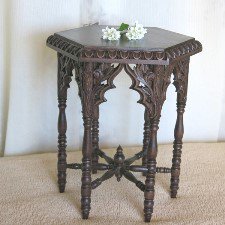 Столик в готическом стиле