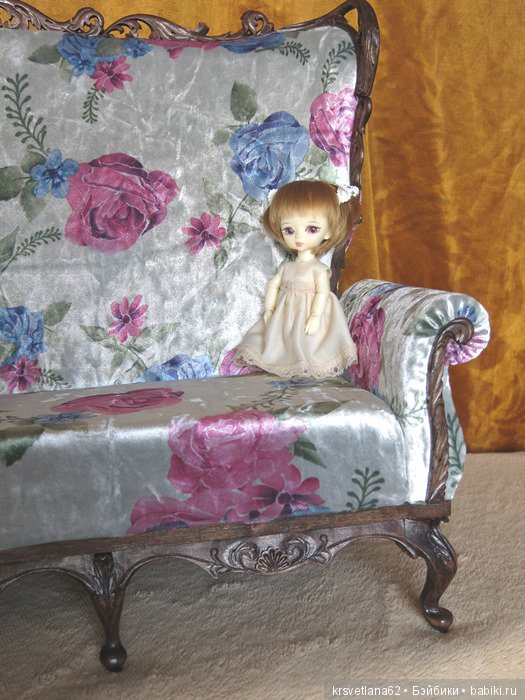 Большой диван для кукольных фотосессий