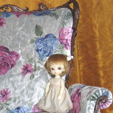 Большой диван для кукольных фотосессий