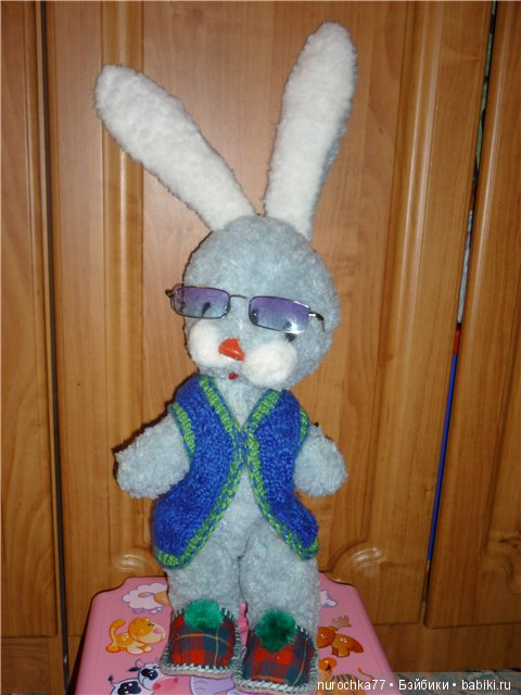 Зайку бросила хозяйка. Под дождём остался зайка