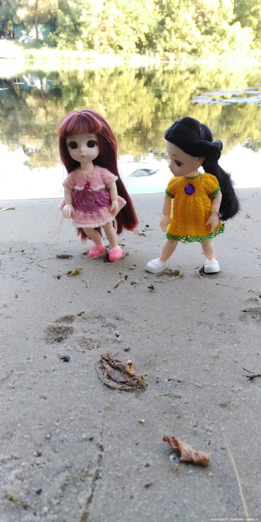 Прогулка малышек Баболи. Копытный пень и затаившаяся лягушка