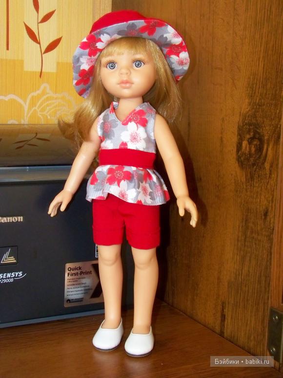 Всю одежку шила сама