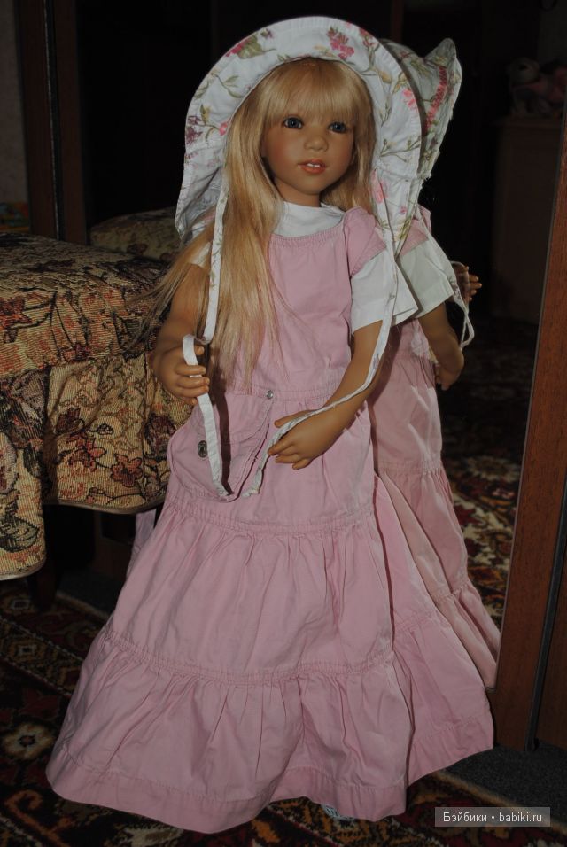 Эвелина спешит на День Рождения