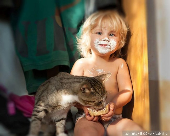 Ребенок и кошка. Ребенок и кошка.