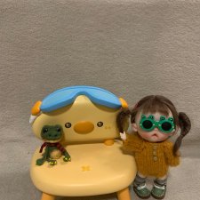 Яркий жёлтый диванчик для кукол обитсу11