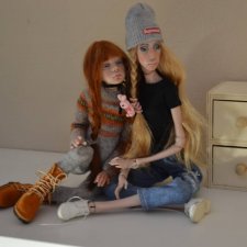 Филиппа в новых джинсах и с ней подружка Лора