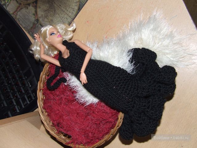 блондинка в чёрном