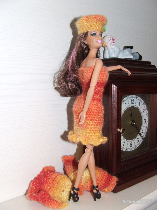 туника на полу.