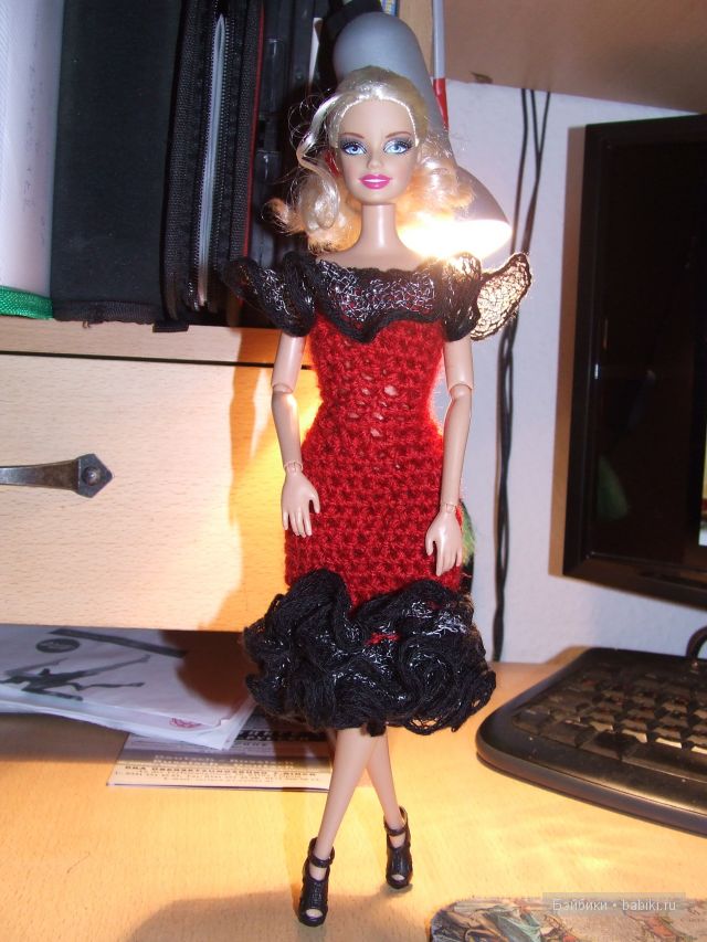 красное с воланом