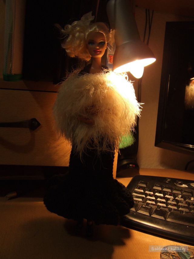 под фонарём.