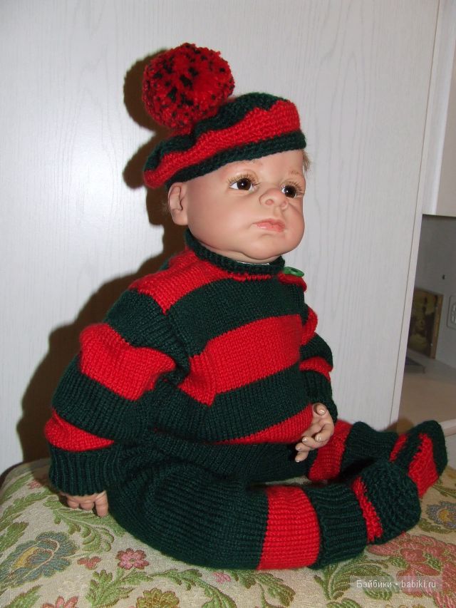 опираясь о подушку