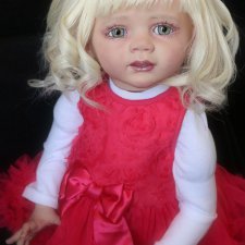 Девочка с белоснежными волосами