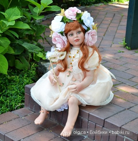 Зеленоглазая нимфа Аллюра от Фейзах Спанос, прогулка в Межигорье