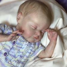 Спящий сладким сном малыш Birdie