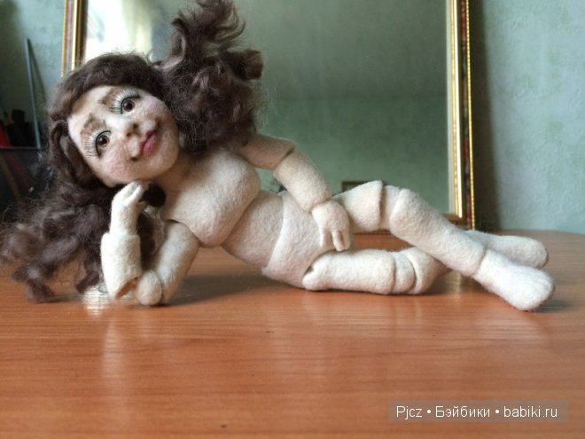 Смешная валяная шарнирная кукла