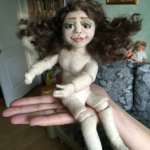 Смешная валяная шарнирная кукла