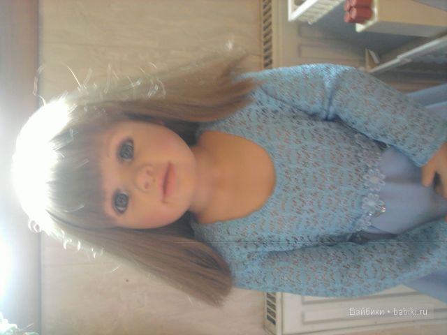 В платье моей дочери (оно нам еще велико)