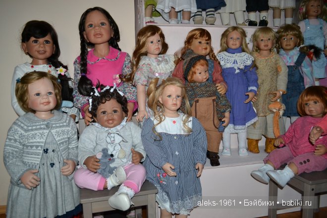 Первая ступенька подиума,Левениги рядом на полу