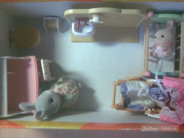 Здесь домика ещё небыло и они жили в коробке