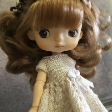 Золотая девочка в платишке с золотой ниточкой