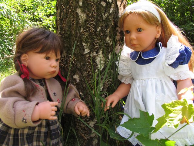 Алиса с подружкой